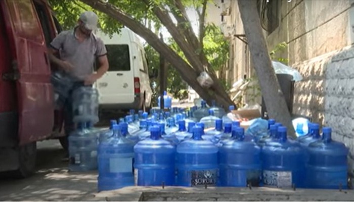 Zirzəmidə doldurub “bulaq suyu” adı ilə satırlar
